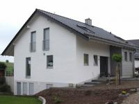 Einfamilienhaus mit Kunststoff-Fenstern in grau von PaX