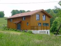 Einfamilienhaus mit Holz-Fenstern in blau 