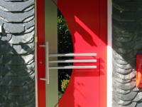 Aluminium-Haustür in rot mit horizontalen und vertikalem Griff