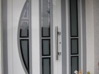 Aluminium-Haustür in weiß und grau mit Seitenteil