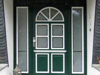 Holz-Haustür in grün und Weiß mit Seitenteilen beidseitig
