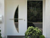 Kunststoff-Haustür in weiß mit Seitenteil und Stangengriff quer