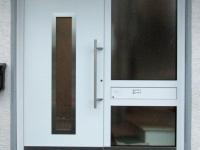 Haustür in weiß mit breitem Seitenteil und integrierter Klingelanlage