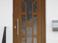 Kunststoff-Haustür mit Holzfurnier in braun mit Ornamentglas