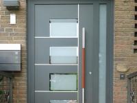 Haustür in grau mit Holz-Aluminium-Griff und schmalem Seitenteil rechts