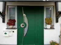 Haustür in grün mit Seitenteil