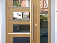 Holz-Haustür mit Aluminium Applikationen und Seitenteil