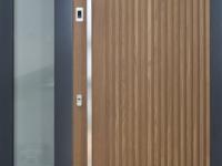 Holz-Haustür mit Stangengriff und Seitenteil mit grauem Rahmen