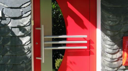 Aluminium-Haustür in rot mit horizontalen und vertikalem Griff