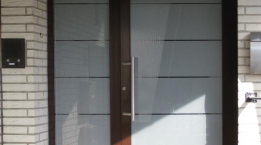 Aluminium-Haustür in braun mit Seitenteil links
