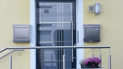 PaX Ganzglas-Haustür mit grauem Rahmen