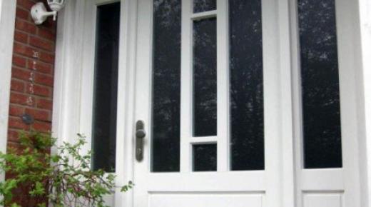 Holz-Haustür in weiß mit Seitenteilen beidseitig