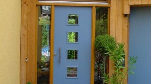 PaX Holz-Haustür in hellblau mit zwei Seitenteilen und schrägem Oberlicht