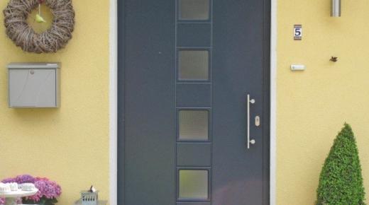 Haustür in dunkelblau mit Edelstahl-Fußleiste 