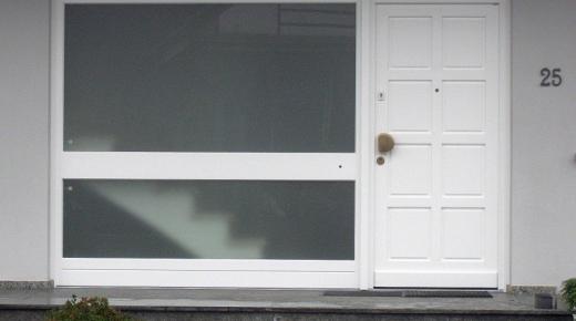 Haustür in weiß mit breitem Seitenteil mit Ornamentglas