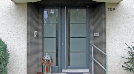 Haustür in hellgrau mit Ganzglasfüllung