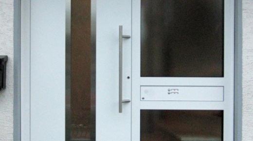 Haustür in weiß mit breitem Seitenteil und integrierter Klingelanlage