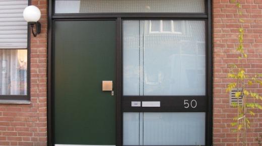 Haustür in dunkelgrün mit breitem Seitenteil, integriertem Briefkasten und Oberlicht