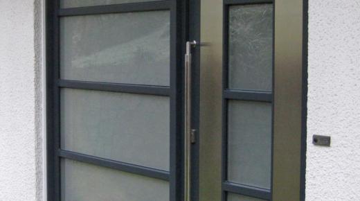 Haustür in dunkelgrau mit breitem Seitenteil und Sprossen
