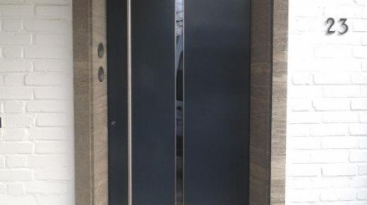 Pax Haustür in dunkelgrau in Stichbogenform mit schmalem Lichteinlass mittig