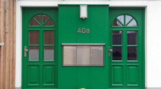 Haustüranlage in grün mit integrierten Briefkästen