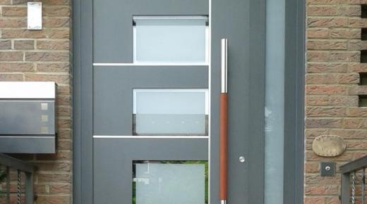 Haustür in grau mit Holz-Aluminium-Griff und schmalem Seitenteil rechts