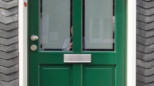 Holz-Haustür in grün mit Milchglas-Einsätzen