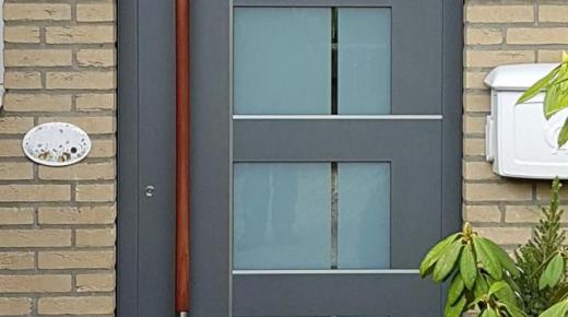 Haustür in grau mit Holz-Aluminium Griff