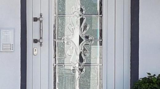 Haustür in weiß mit Ornamentglas