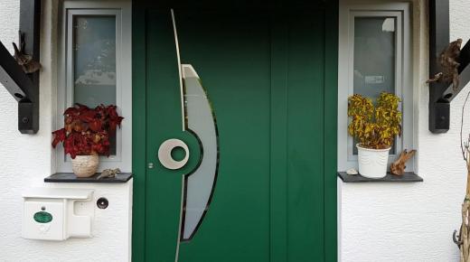 Haustür in grün mit Seitenteil