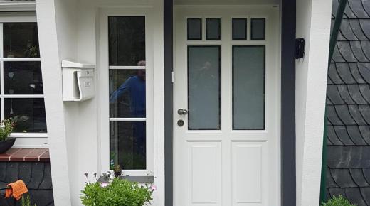 Holzhaustür in weiß mit Milchglas-Sprossenfenster und Seitenteil