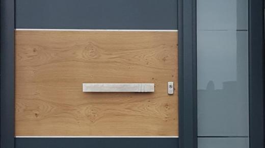 Haustür in dunkelgrau mit Holzfurnier und Milchglas-Seitenteil
