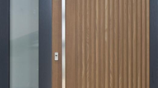 Holz-Haustür mit Stangengriff und Seitenteil mit grauem Rahmen