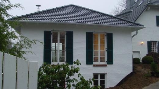 Weiße Holz-Fenster mit Fensterläden