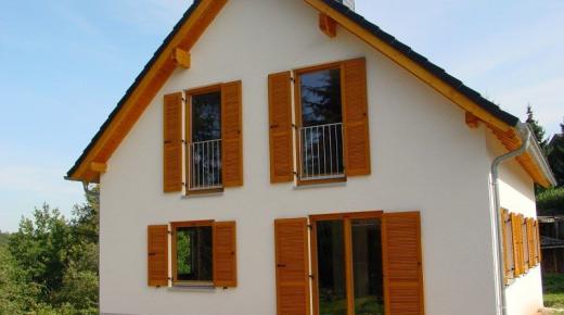 Holz-Fenster in braun mit passenden Fensterläden