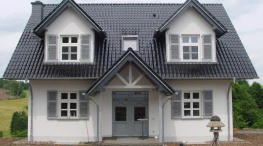 Kunststoff-Sprossenfenster in weiß-grau mit Fensterläden