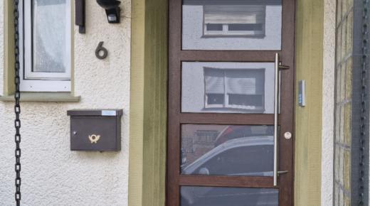 Holz-Haustür in braun mit Milchglas