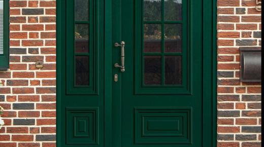 Kunststoff-Haustür in grün mit Seitenteil links