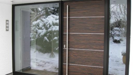 Haustür in Braun mit Stangengriff und breiten Seitenteilen