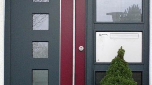 Aluminium-Haustür in grau und rot mit Seitenteil und integriertem Briefkasten