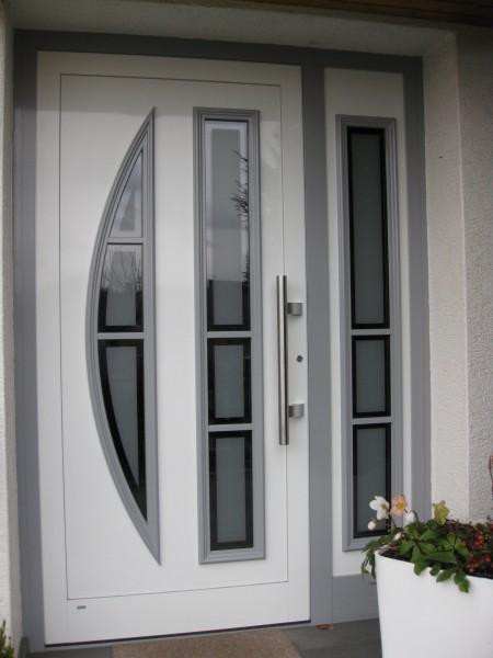 Aluminium-Haustür in weiß und grau mit Seitenteil