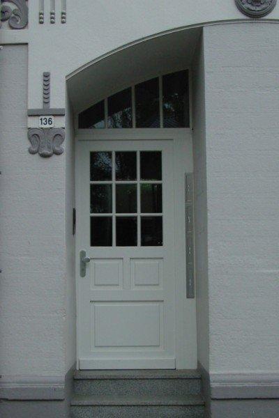 Holz-Haustür in weiß mit Oberlicht-Segmentbogen