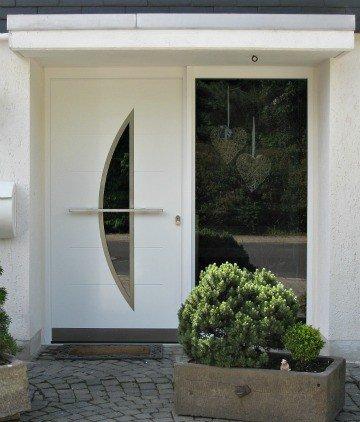 Kunststoff-Haustür in weiß mit Seitenteil und Stangengriff quer