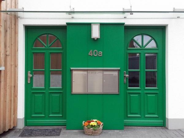 Haustüranlage in grün mit integrierten Briefkästen