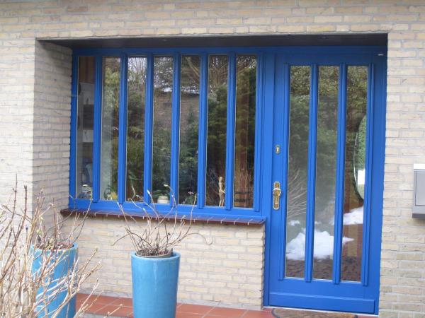 Haustür-Fenster-Kombination in blau mit glasteilenden Sprossen