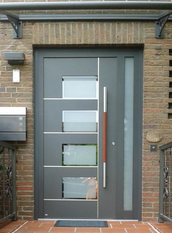 Haustür in grau mit Holz-Aluminium-Griff und schmalem Seitenteil rechts