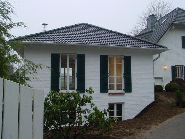 Weiße Holz-Fenster mit Fensterläden