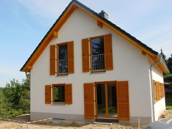 Holz-Fenster in braun mit passenden Fensterläden