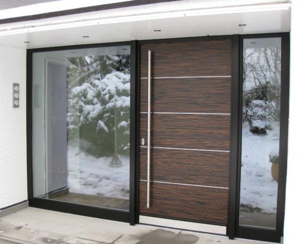 Haustür in Braun mit Stangengriff und breiten Seitenteilen