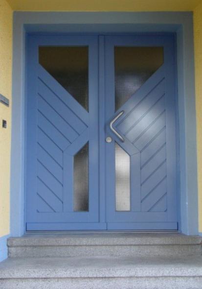 Haustür in blau mit Bretterstruktur 